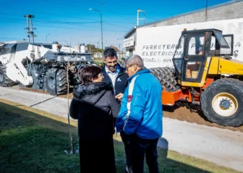 Barrio Bicentenario: el asfalto avanza para unir Alvear con La Plata