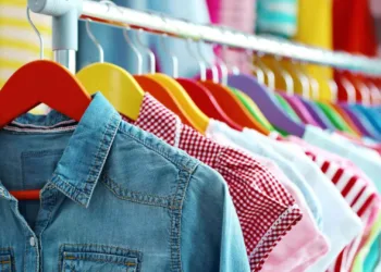 La ropa para niños es más cara y se compra solo por necesidad