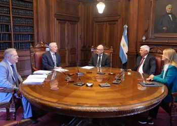 Entrega del proyecto de autarquía judicial a las autoridades de la Legislatura provincial