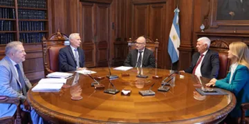 Entrega del proyecto de autarquía judicial a las autoridades de la Legislatura provincial