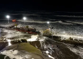 Un ciclón extratropical en la Costa Atlántica provocó olas de siete metros, destrozos e inundaciones