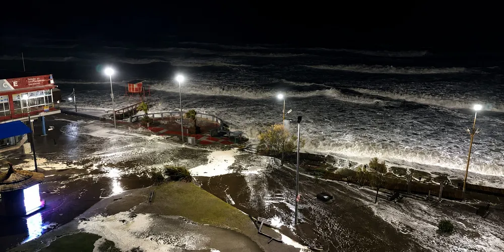 Un ciclón extratropical en la Costa Atlántica provocó olas de siete metros, destrozos e inundaciones