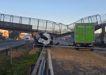 Se cayó un puente sobre la Panamericana en Escobar tras el choque de un camión