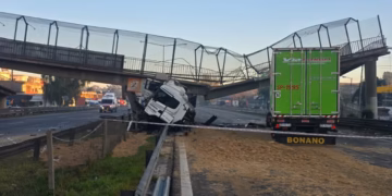 Se cayó un puente sobre la Panamericana en Escobar tras el choque de un camión