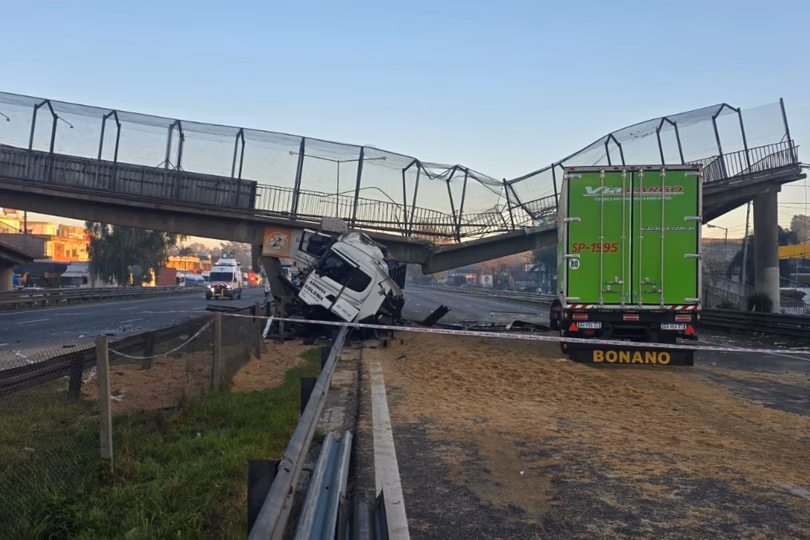 Se cayó un puente sobre la Panamericana en Escobar tras el choque de un camión