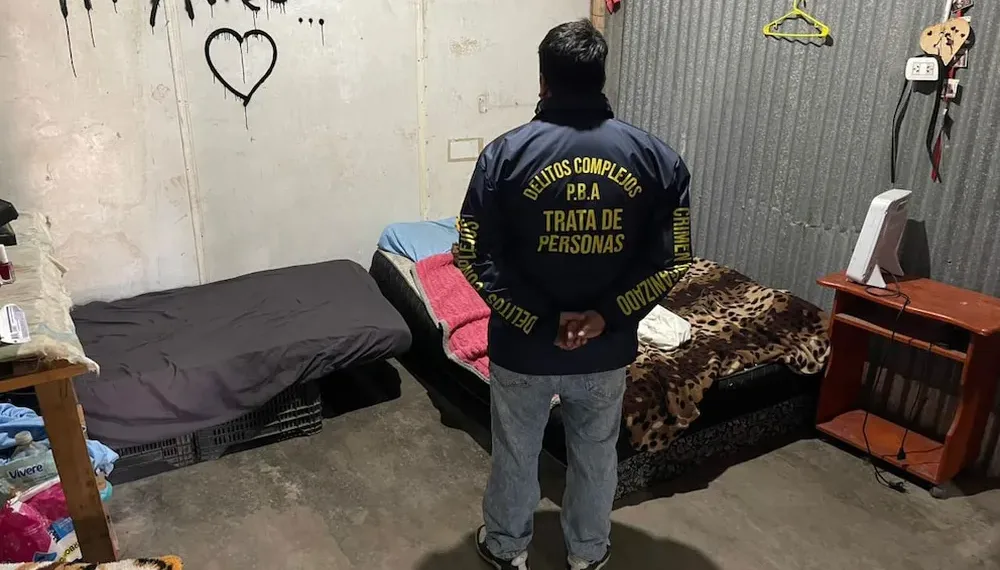 Allanan un predio en Los Hornos y encuentran unas 150 personas explotadas y hacinadas
