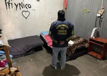 Allanan un predio en Los Hornos y encuentran unas 150 personas explotadas y hacinadas