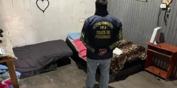 Allanan un predio en Los Hornos y encuentran unas 150 personas explotadas y hacinadas