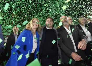 Kicillof fue a Ensenada y se llevó la nueva canción: «Axel presidente»