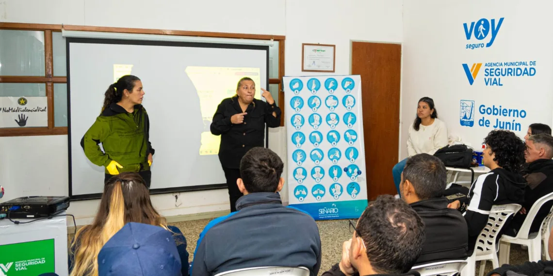 Capacitan a trabajadores municipales en Lengua de Señas