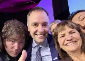 Caso Adorni: Patricia Bullrich lo presionó para que pruebe su inocencia y Javier Milei salió a ratificarlo