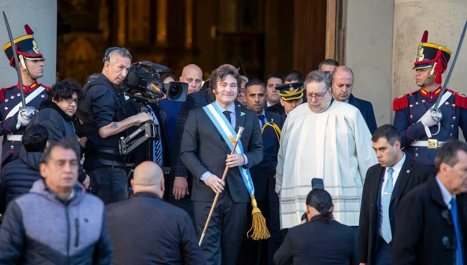 Javier Milei asiste al Tedeum y ensaya una foto de unidad, pese a que la interna no afloja