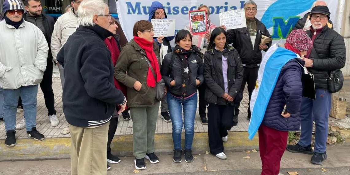 Jubilados protestaron frente a PAMI y hablaron de “genocidio encubierto”