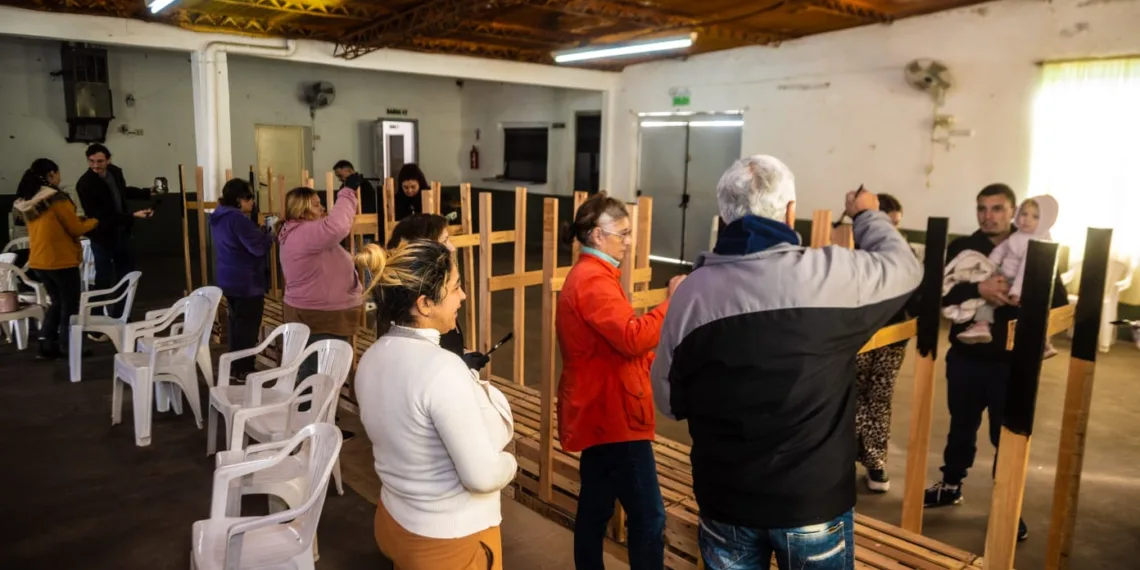 Entrega de cestos y capacitación sobre gestión de residuos en el barrio 11 de Julio