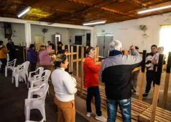 Entrega de cestos y capacitación sobre gestión de residuos en el barrio 11 de Julio