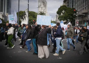 Marcha contra el ajuste en salud: gran convocatoria en Plaza de Mayo y réplicas en todo el país