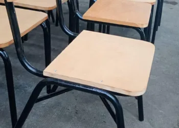 En la Unidad 13 restauraron sillas para una escuela secundaria de Junín