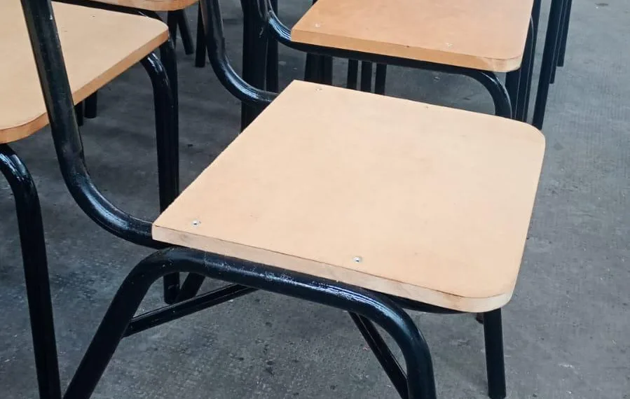 En la Unidad 13 restauraron sillas para una escuela secundaria de Junín