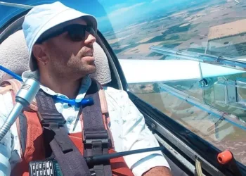 El desafío de conquistar el cielo europeo: Dino Ghioni y la bandera de Junín en Polonia