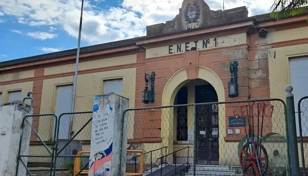 Denuncian que una preceptora de Bragado se robó US$ 50.000 para un viaje de egresados