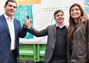 Kicillof entregó 299 escrituras gratuitas a familias de Dolores