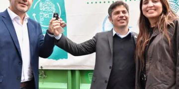 Kicillof entregó 299 escrituras gratuitas a familias de Dolores