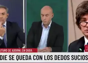 Javier Milei sin vueltas: «Ni en pedo se va Adorni»