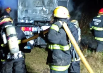 Un camión incendiado sobre la RP 65