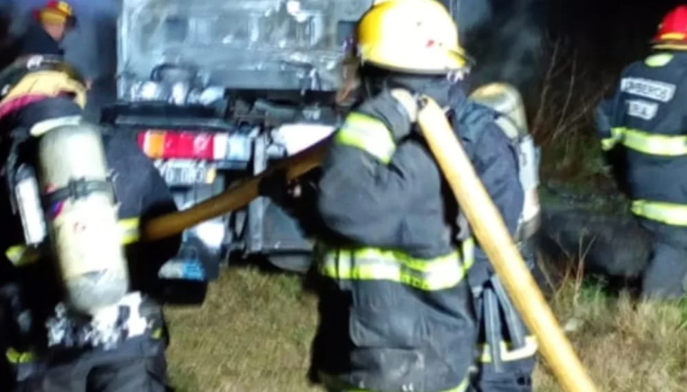 Un camión incendiado sobre la RP 65