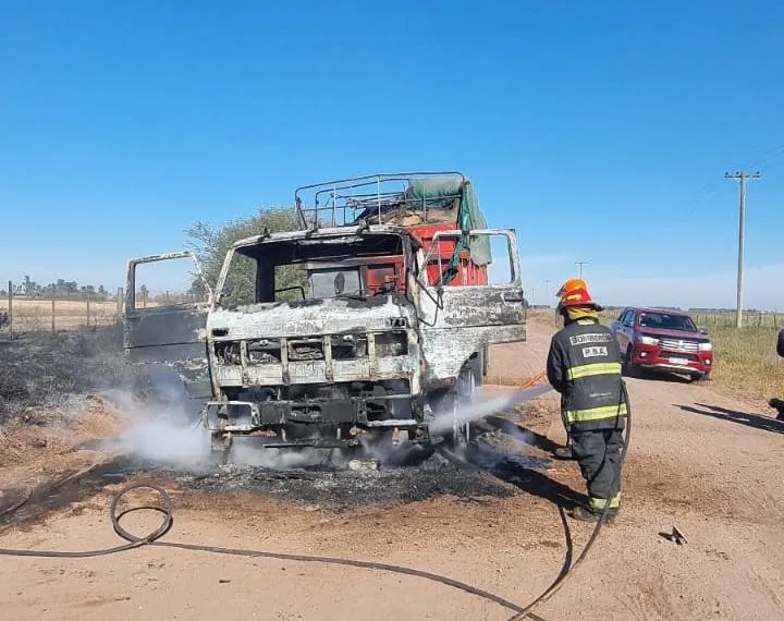 Se incendió un camión en Ruta 7 y Camino a Las Parvas