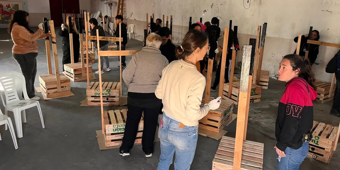 Entrega de cestos domiciliarios a vecinos de Barrio Norte