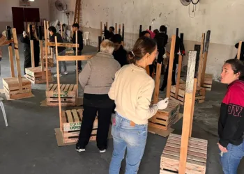 Entrega de cestos domiciliarios a vecinos de Barrio Norte