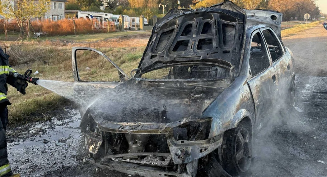 Un auto se incendió en la Ruta 188