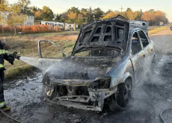 Un auto se incendió en la Ruta 188