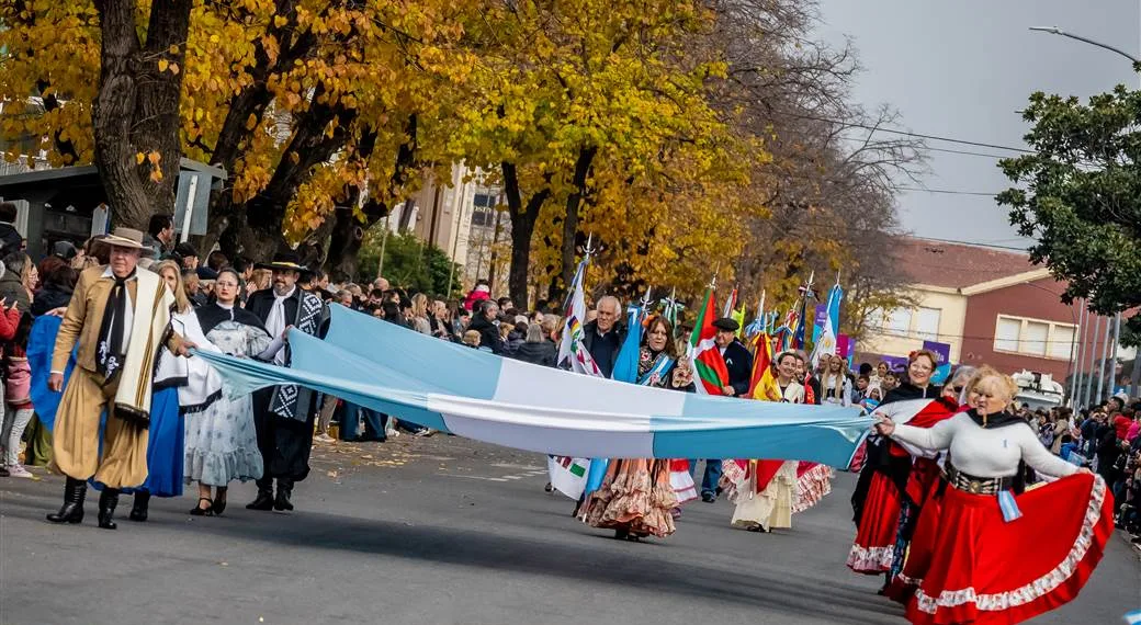 Instituciones y familias acompañaron el tradicional desfile patrio