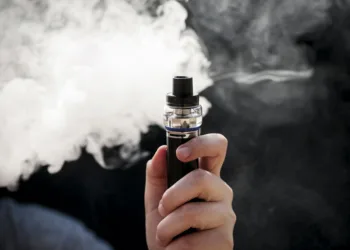 Preocupa la edad en la que los adolescentes comienzan a utilizar cigarrillos electrónicos