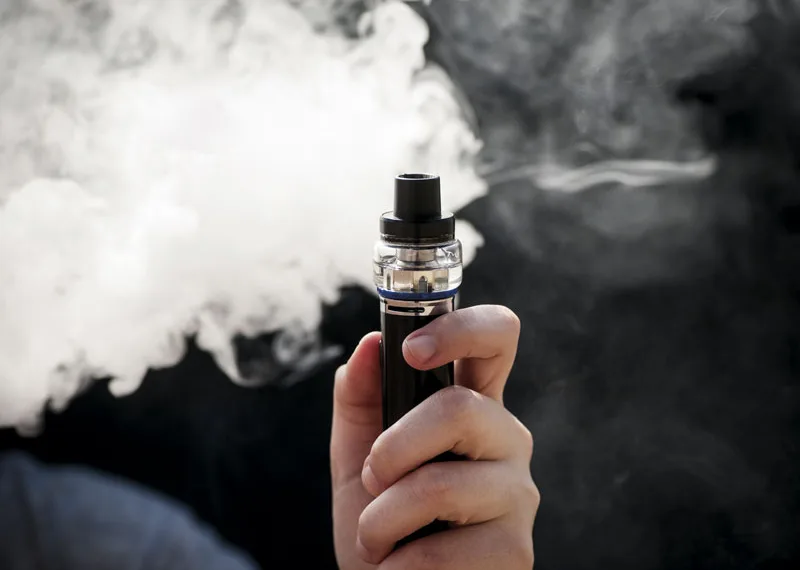 Preocupa la edad en la que los adolescentes comienzan a utilizar cigarrillos electrónicos