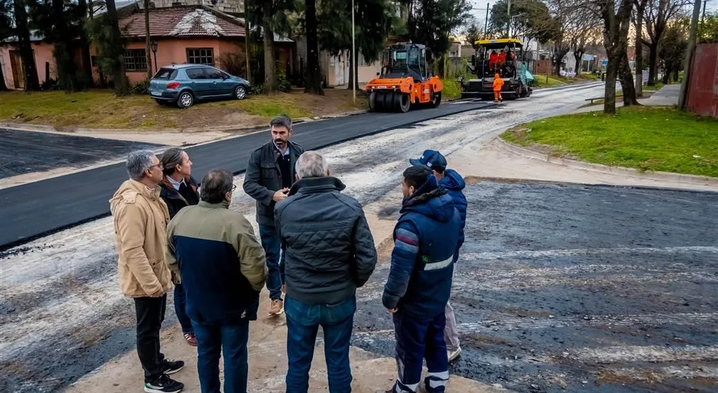 Ya son 35 los barrios a los que se llegó con asfalto y cordón cuneta
