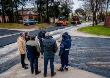 Ya son 35 los barrios a los que se llegó con asfalto y cordón cuneta