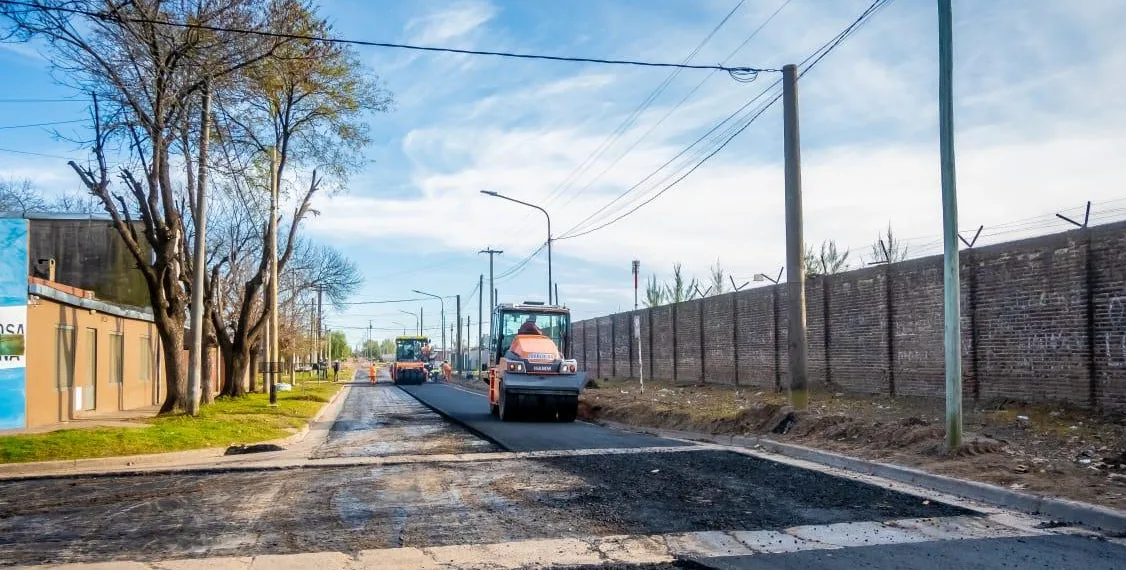 Se ejecutan más obras de asfalto en barrios Progreso, San Jorge y Municipal
