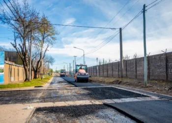 Se ejecutan más obras de asfalto en barrios Progreso, San Jorge y Municipal