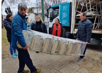 El Consejo Escolar de Junín recibió mobiliario y pizarrones