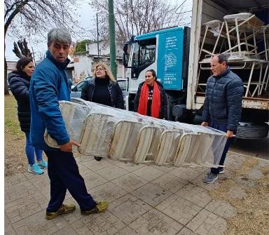 El Consejo Escolar de Junín recibió mobiliario y pizarrones