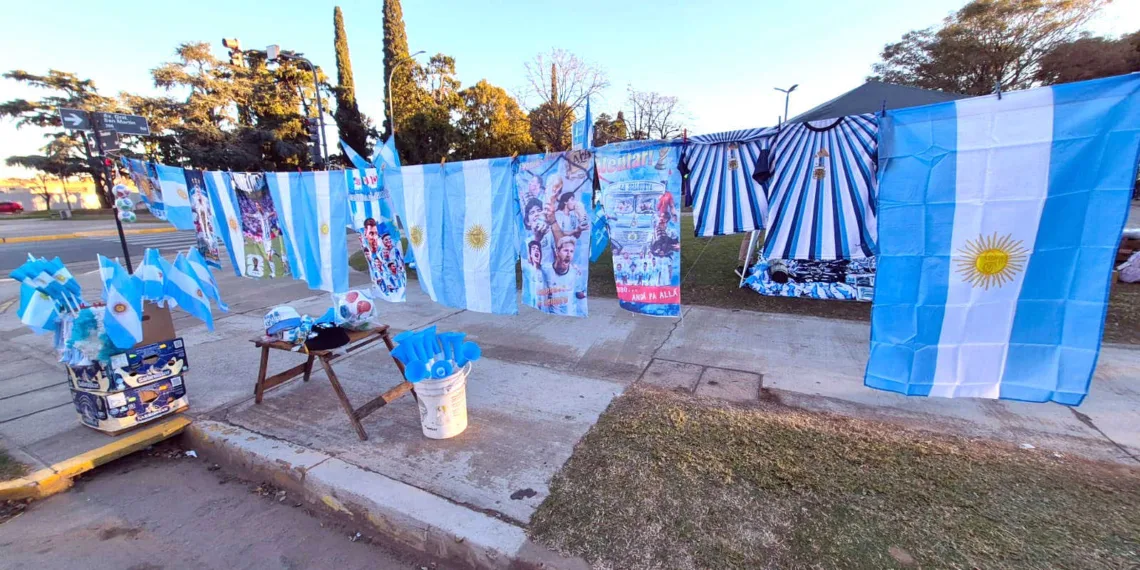 La fiebre mundialista impulsa la venta de banderas y camisetas nacionales