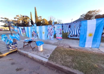 La fiebre mundialista impulsa la venta de banderas y camisetas nacionales