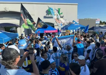 Los hinchas argentinos realizaron el primer banderazo