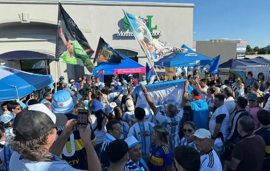Los hinchas argentinos realizaron el primer banderazo