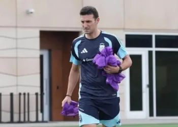Scaloni probó dos esquemas en el entrenamiento de Kansas