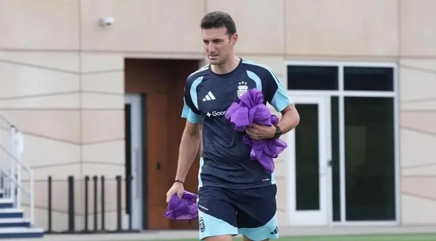 Scaloni probó dos esquemas en el entrenamiento de Kansas
