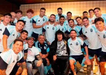 La Mona Jiménez visitó al plantel de Argentina y animó la concentración a puro cuarteto
